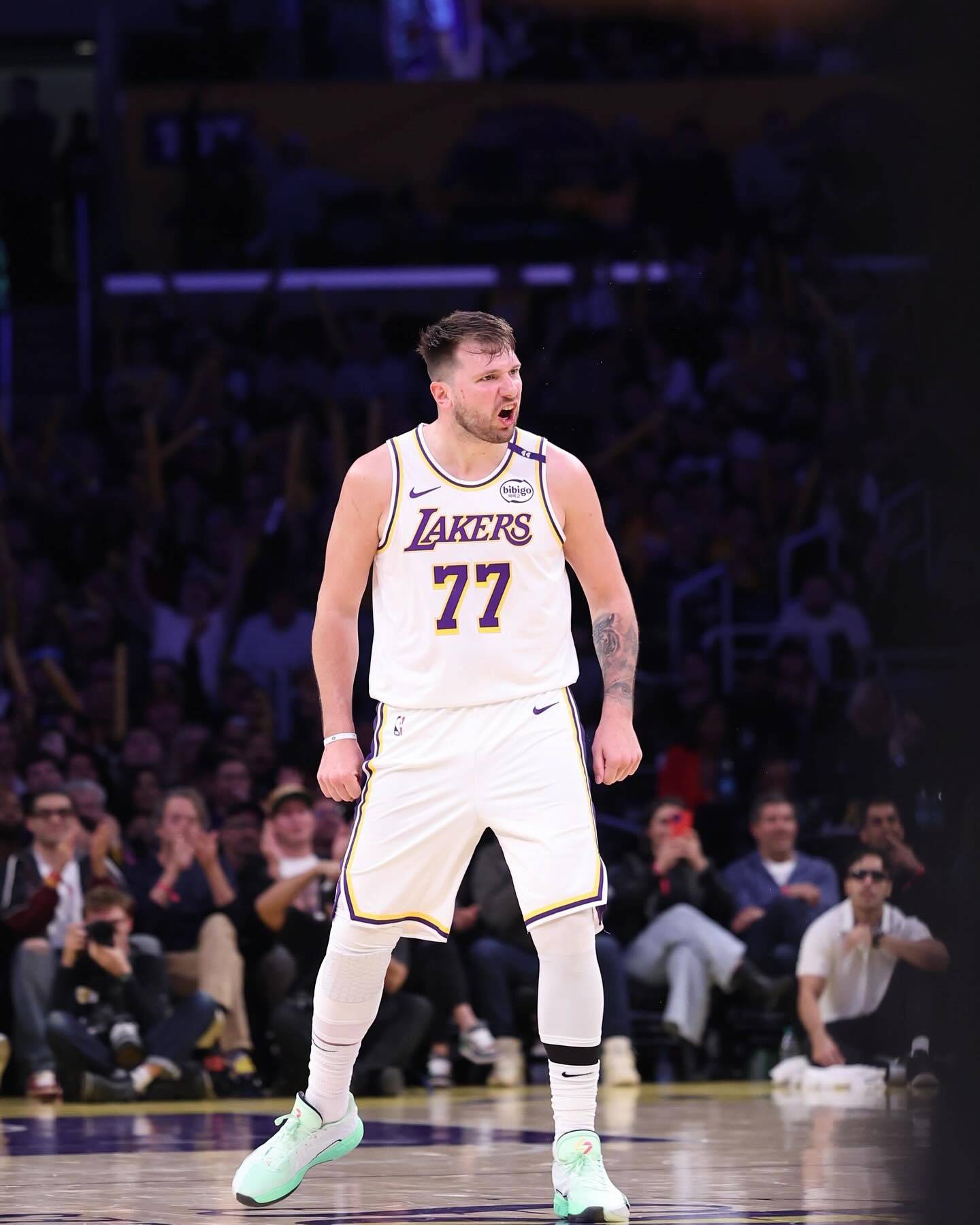 大比分获胜引发热议!,东契奇在巴塞罗那比赛中重要助攻引发球迷热议 大比分获胜引发热议!,东契奇在巴塞罗那比赛中重要助攻引发球迷热议