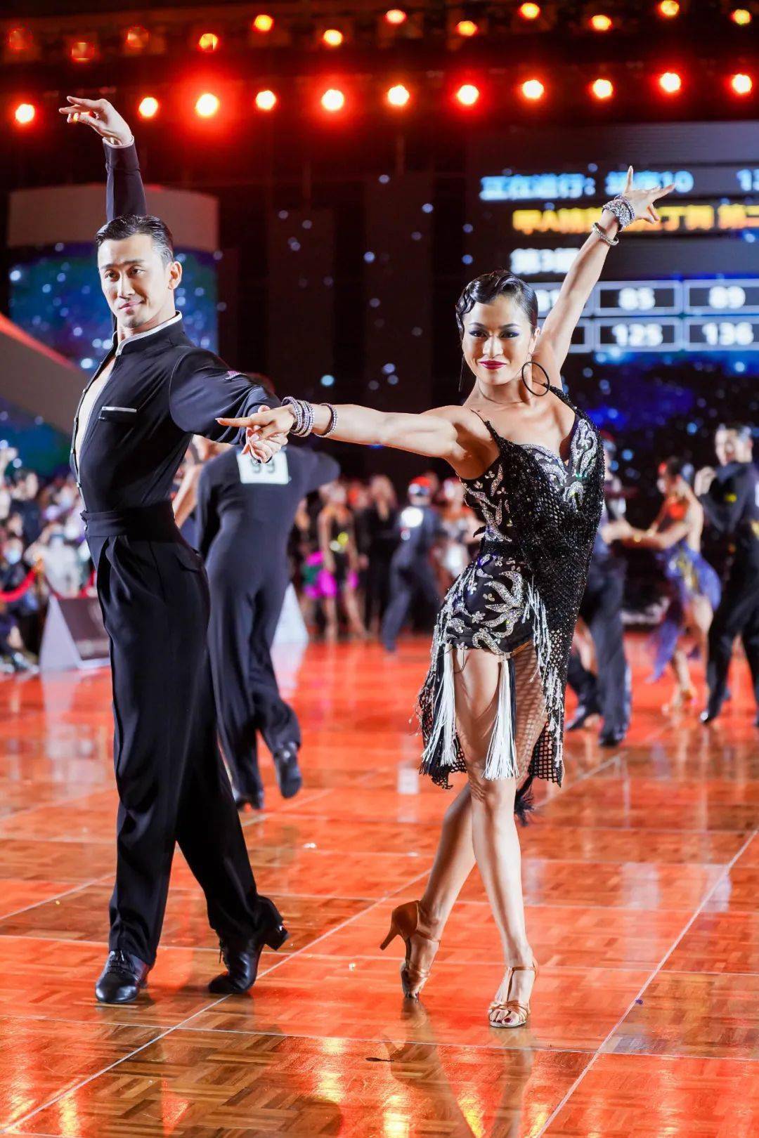 莱万多夫斯基重要时刻爆冷,DWG带队取胜!赛场气氛高涨 莱万多夫斯基重要时刻爆冷,DWG带队取胜!赛场气氛高涨